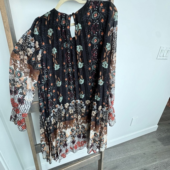 Pretty pleated dress purchased from
a boutique in Chantilly France. - Picture 3 of 3